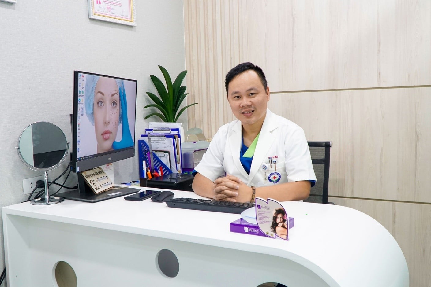 Ths.bs Hoàng Mạnh Ninh hiện đang đảm nhận vị trí Trưởng khoa PTTH & Thẩm mỹ Bệnh viện Bưu điện